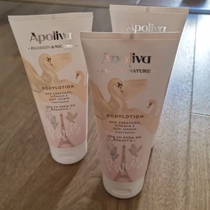 Apoliva Passion & Nature Paris Bodylotion - Säljer 3st Apoliva Passion & Nature bodylotion med sheasmör, vitamin E och jasmin. Parfymerad med romantisk doft och har en ljusrosa tub med svanmotiv och Paris-tema. Perfekt för dig som vill ha mjuk och väldoftande hud.