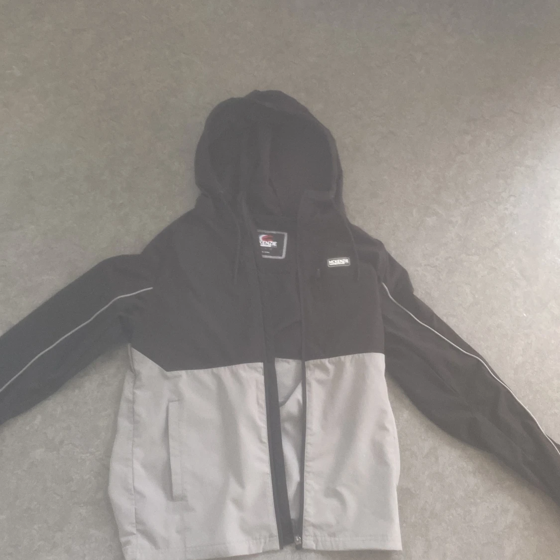 Svart och grå vindjacka från McKenzie