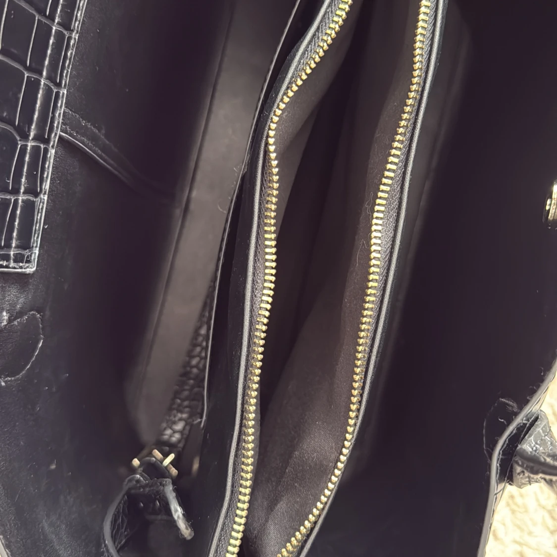 Svart handväska med crocomö-mönster - 4