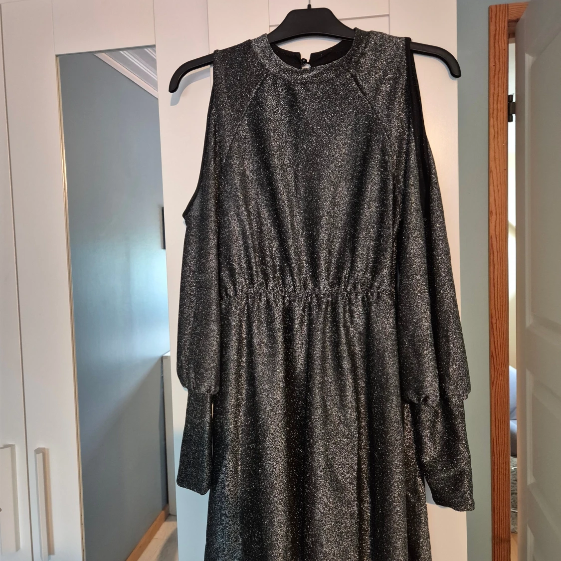 Glittrig svart kortklänning med cut out