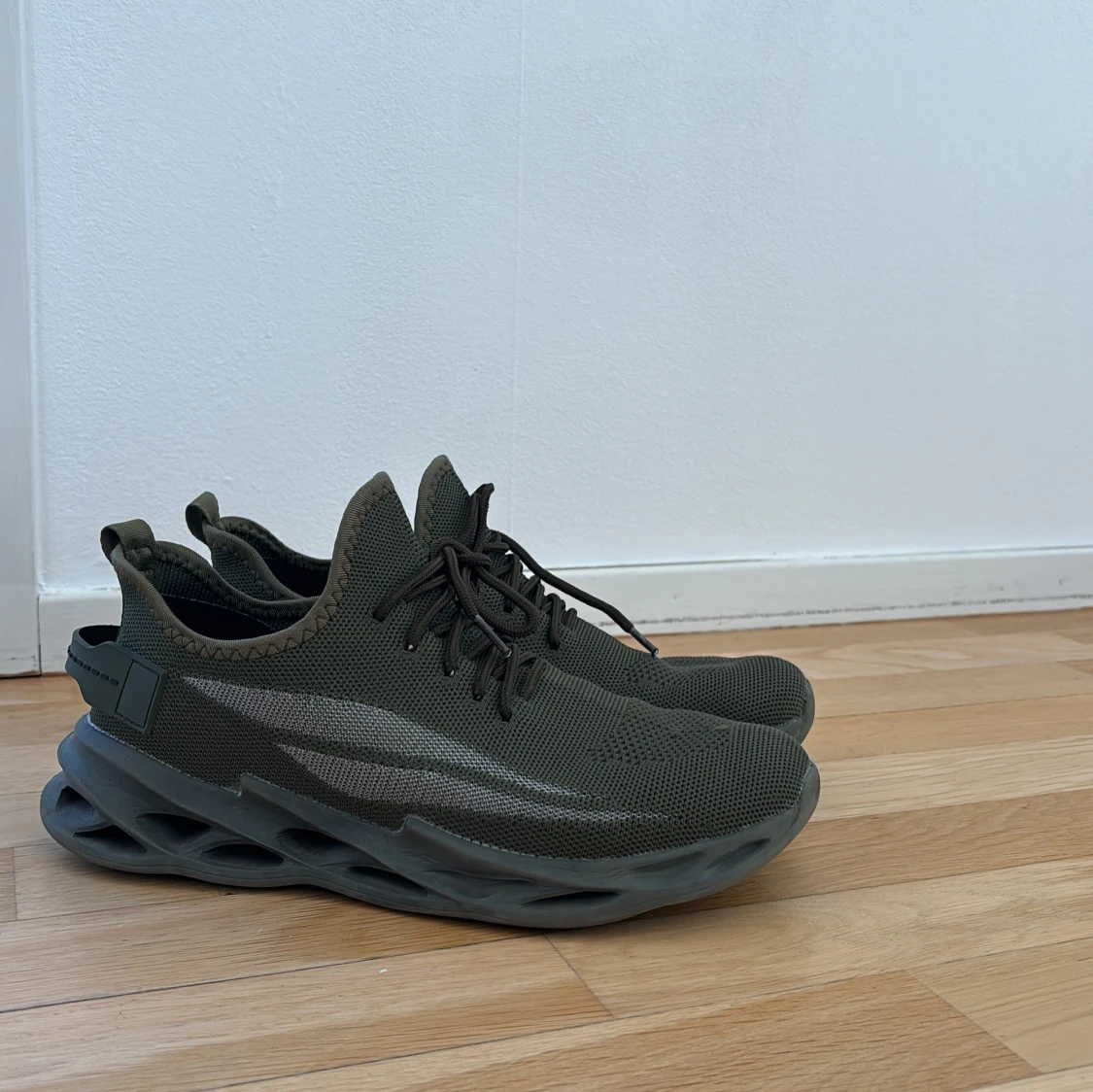 Olivgröna sneakers med futuristisk sula