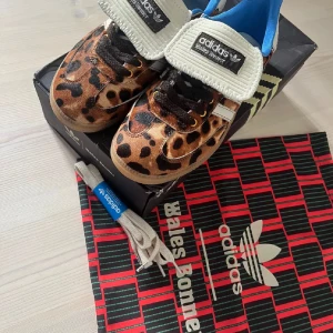 Adidas Wales Bonner leopard sneakers - Wales Bonner X Adidas sneakers som jag knappt har använt! Box och allt på bilden ingår 