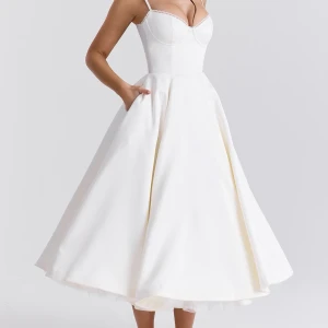 Vit klänning  - Vit klänning från house of cb. Kupa a-c, storlek XS. Köpt för 3700, endast använd några timmar! Helt ny skick. Priset kan diskuteras vid snabb köp!!🫶🏼