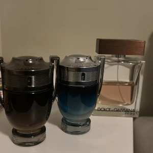 Tre populära herrparfymer - Snygga och trendiga parfymer från Paco Rabanne (två olika varianter) och Dolce & Gabbana The One. Perfekt för dig som vill sticka ut med välkända dofter från stora märken. Båda invictus parfymerna är cirka Alla tre innehåller cirka 45ml. Invictus säljs för 400 styck och the one för 600