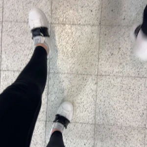 Intressekoll på valentionskor - Intressekoll på mina Valentino Garavani skor i storlek 37, fint skick men är använda så tex texten i skosulan har skavts bort en aning! Nypris är 8515 kronor👍🏻 Kontakta mig vid intresse, bud och om det önskas bättre bilder på skorna!