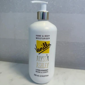 Vanilla Body Lotion 500 ml - Helt ny vanilla body lotion från alyssa Ashley i 500 ml så räcker länge. Helt oanvänd o har pump så lätt att använda🩷 Nypris 200:-