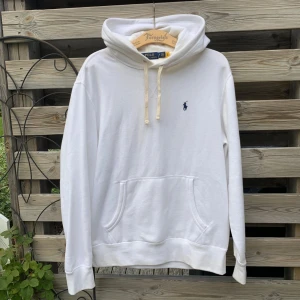 Vit Ralph Lauren Hoodie  - Säljer denna riktigt snygga Hoodie från Ralph Lauren. Riktigt härlig och mjuk, iprincip Nyskick. Storlek M. Hör gärna av er vid funderingar🙌