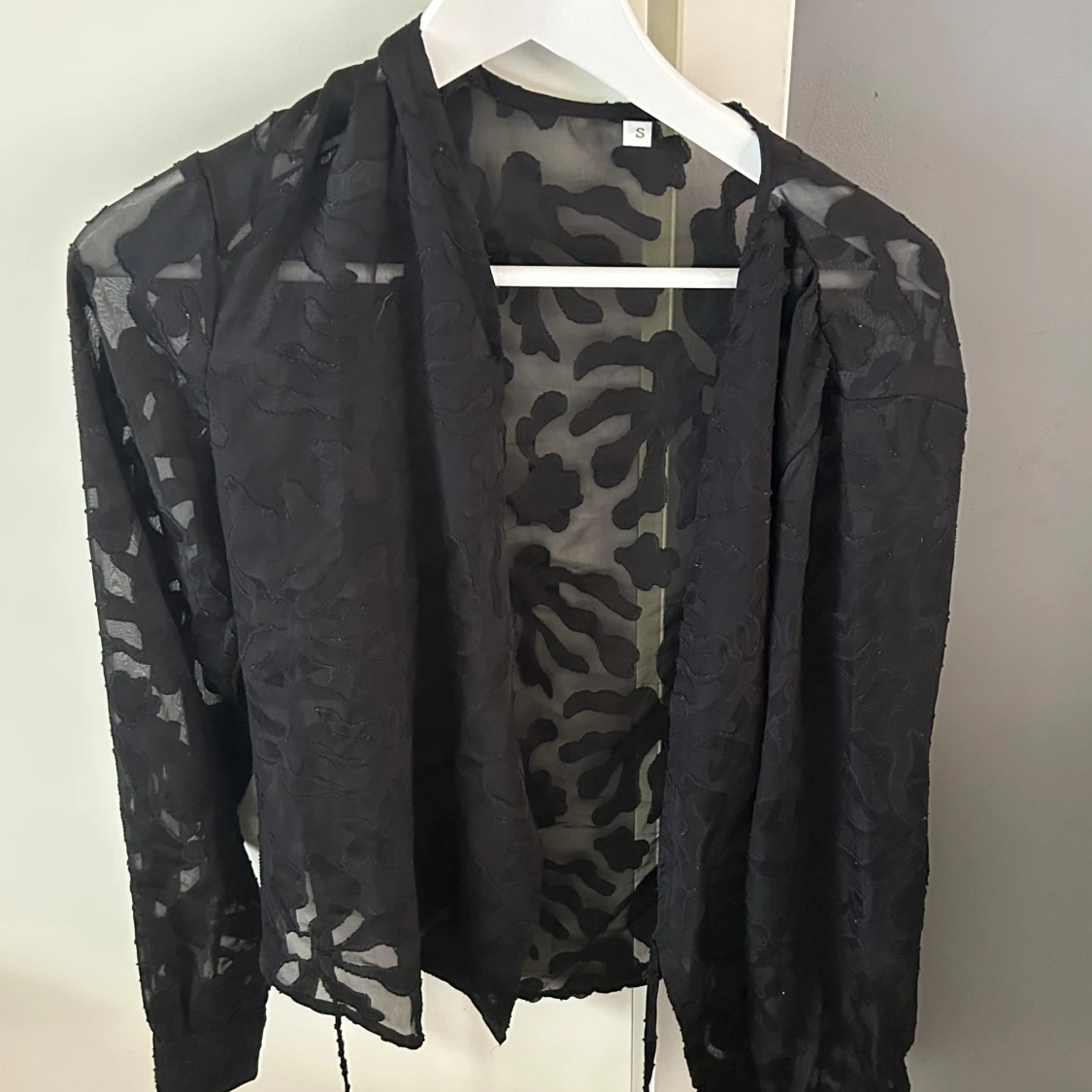 Svart transparent topp med snörning