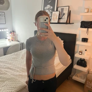 Snygg grå knyt tröja! - Supersnygg, knappt använd, inga defekter! Hör av dig vid frågor eller fler bilder💗