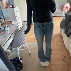 Bootcut ljusblå jeans från Levi's - Säljer ett par ljusblå  bootcut passform. Jeansen har medel midja, dragkedja och knapp framtill tyvärr lite små för mig men jättefina är lite slitna längst ner vill man ha mer info kan man bara fråga.