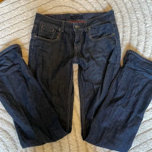 Tommy Hilfiger jeans - Mörkblå jeans från Tommy med snygga fickor. Jeansen är lågmidjade och har raka ben. Köpte second hand men aldrig använt. Pris kan alltid diskuteras 💕💕🌸