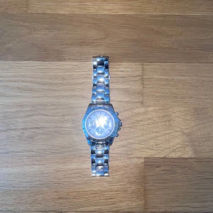 Hugo Boss silverfärgad kronografklocka - Boss 6795 klocka, knappt använd, är i oerfekt skick fick den i present, går att justera storleken väldigt enkelt!