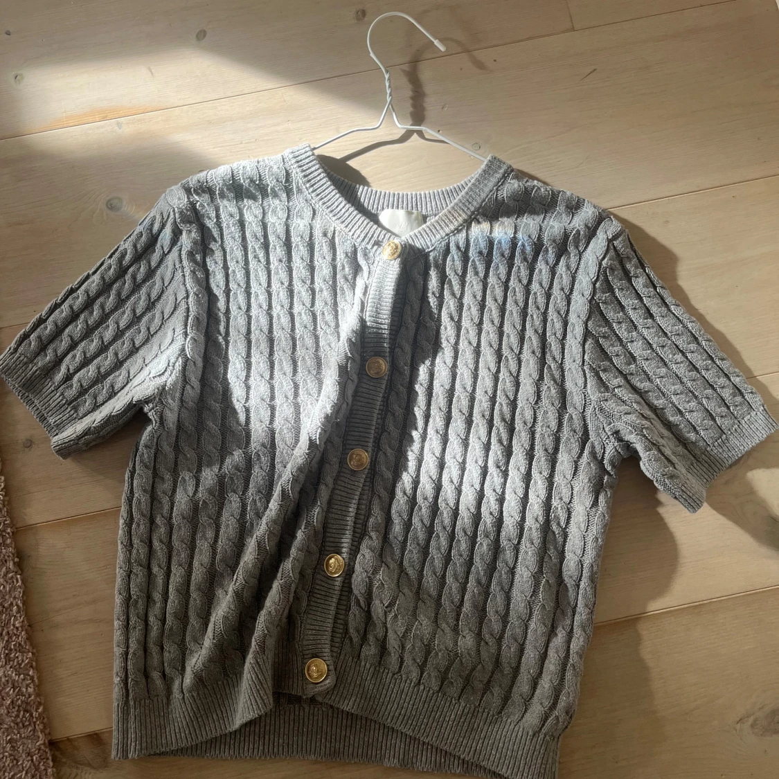 Grå kabelstickad kofta från H&M - 3