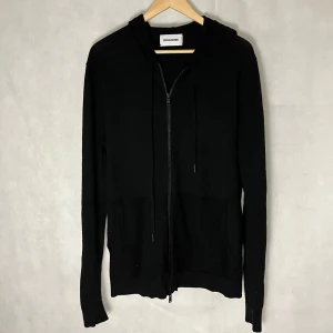 Zadig hoodie - Riktigt fet Zadig Hoodie, storlek M. Modellen är 185. Riktigt fint skick. 100% merinoull 