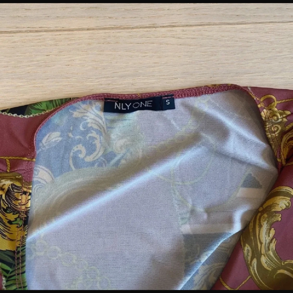 Mönstrad omlottopp från NLY One - 2