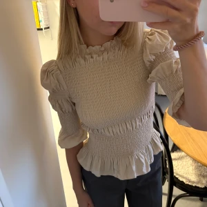 Smockad topp - Så snygg topp från & other stories som tyvärr inte kommer till användning, toppensckick🫶🏻