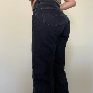 Mörkblå Diesel jeans straight fit - Snygga mörkblå jeans från Diesel med raka ben och klassisk femficksdesign. Jeansen har hög midja, synliga knappar och kontrastsömmar. Tillverkade i slitstarkt denim för en tidlös look.