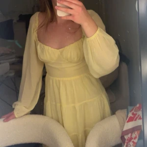 Ljusgul klänning - Superfin ljusgul långklänning, använd endast några få gånger. Från NAKD 