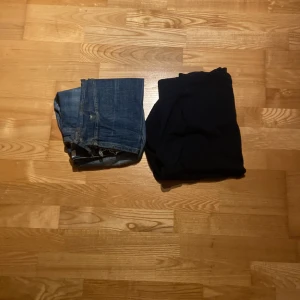 Replay anbass och kashmir tröja - Säljer ett par blå jeansbyxor i klassisk modell. Jeansen har en rak passform och är tillverkade i slitstarkt denimtyg. Perfekta för dig som gillar en tidlös och enkel stil.