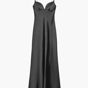 Svart lång satinklänning med smala band - Supersnygg svart långklänning i satin med smala axelband och figurnära passform. Klänningen har en elegant, slät yta och en lätt v-ringad byst. Perfekt för dig som vill ha en stilren och trendig look. En liten tråd som dragit sig genom klänningen, syns dock ej jätte tydligt, skriv pm för bild! 