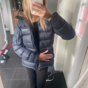 PeakPerformence jacka - Använd några gånger men ser ut som ny. Använts på dam men funkar även på man. Passar även de som har xs vanligtvis. Jag är 16 år. Säljer då jag vill köpa en ny vinterjacka i år💗💗💗nypris 3400kr