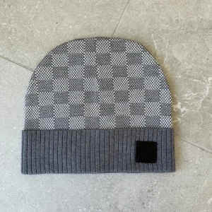 Grå mössa - Helt ny. Fast pris så buda inte