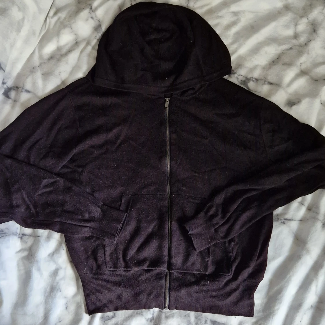 Svart hoodie med dragkedja