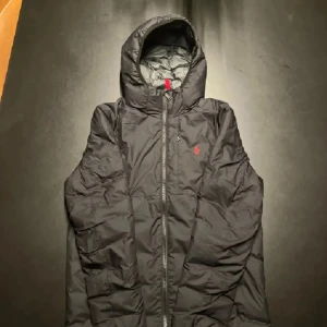 Svart Polo Ralph Lauren jacka - Svart jacka från Polo Ralph Lauren. Jackan är i storlek XS men passar S. Jackan är i mycket bra skick. Perfekt för kalla dagar och har en clean look. De ba o skriva om ni har några frågor. Kan även ta emot byten🤗