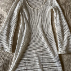 Klänning - Genomskinlig klänning från Gina i Stl S. Använd få tal gånger endast och är fortfarande i fint skick😊
