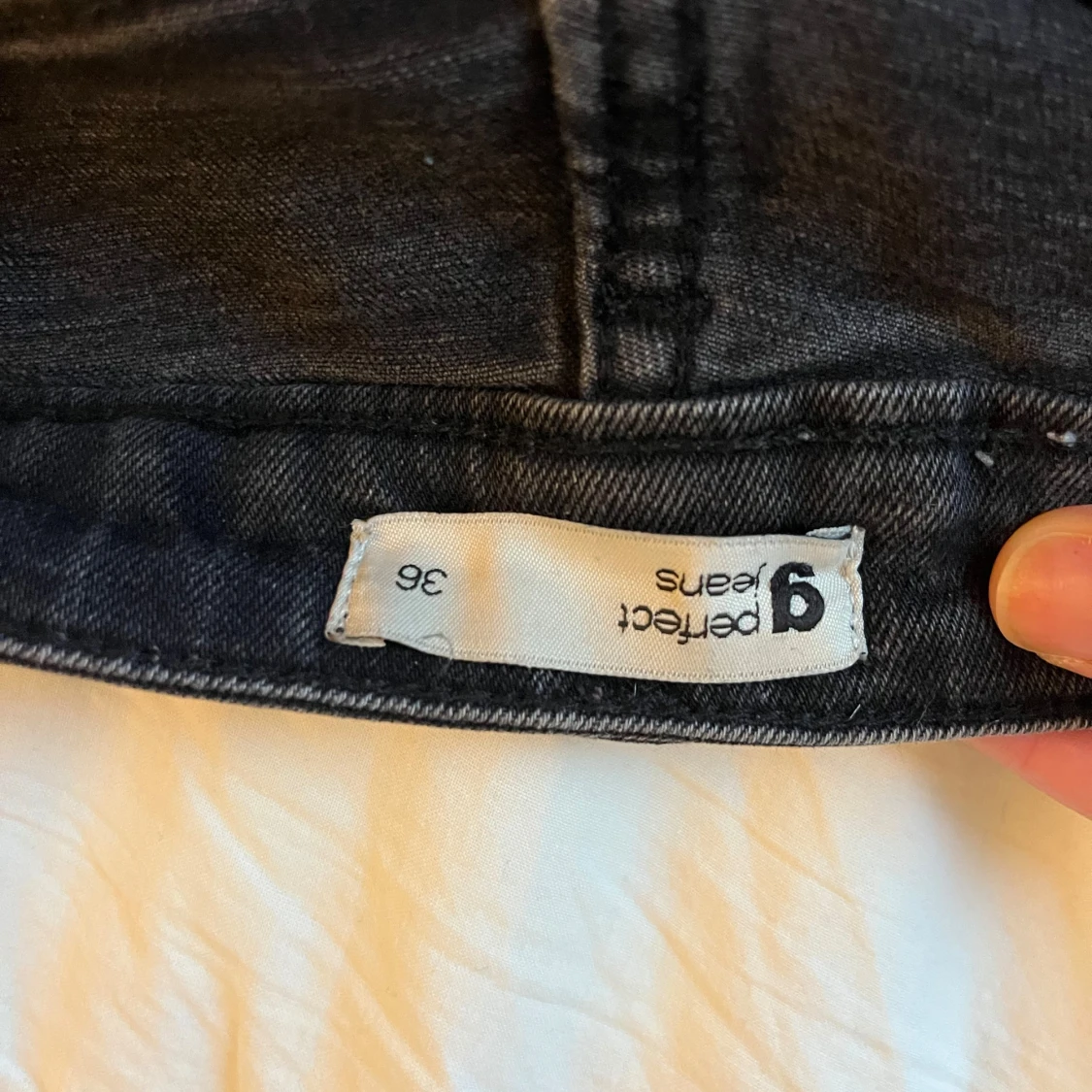 Svarta jeans från Gina Tricot  - 3