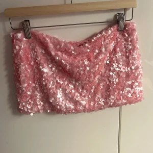 Kort kjol - En kort paljettglittrig kjol som endast är använd en gång!🩷🩷