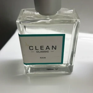 Clean Classic Rain parfym - Clean Classic Rain – en fräsch och stilren parfym som passar dig som gillar enkla, moderna dofter. Perfekt för dig som vill ha en lätt och uppfriskande känsla varje dag. 60 ml 
