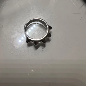Silver ring Edblad - Säljer denna ringen från Edblad i silver. Storleken är i S och har små små repor men det syns inte. 