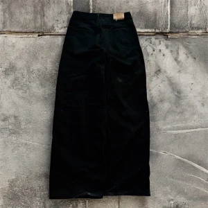 Baggy weekday jeans - Svarta weekday jeans i storlek 27x32, inseamen börjar ganska långt ner så de är ungefär lika långa som en 34