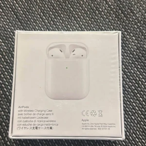 Apple AirPods med trådlöst laddningsetui - Helt nya Apple AirPods med trådlöst laddningsetui, fabriksförseglad i originalförpackning. Kompatibla med iOS-enheter, erbjuder smidig parkoppling och hög ljudkvalitet. Perfekt för musik, samtal och vardagsbruk. Ingen synlig skada eller slitage.