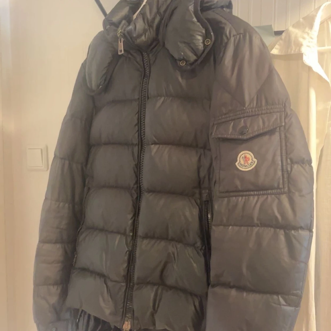 Svart Moncler dunjacka med huva