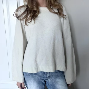 Vit stickad tröja - Så snygg vit stickad tröja från Arket!!🌟