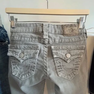 True religion jeans - Säljer dessa jättefina jeans som har tyvärr blivit för små för mig. De har varit sytt till bootcut och passar nån som är cirka 150-155cm lång💞