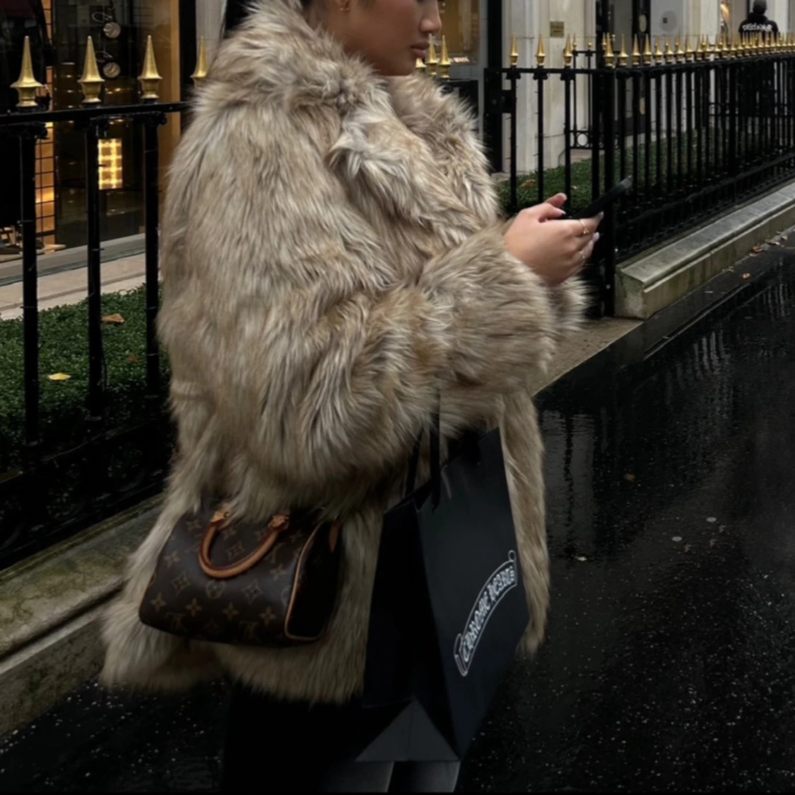 Beige fluffig pälsväst med krage - 3