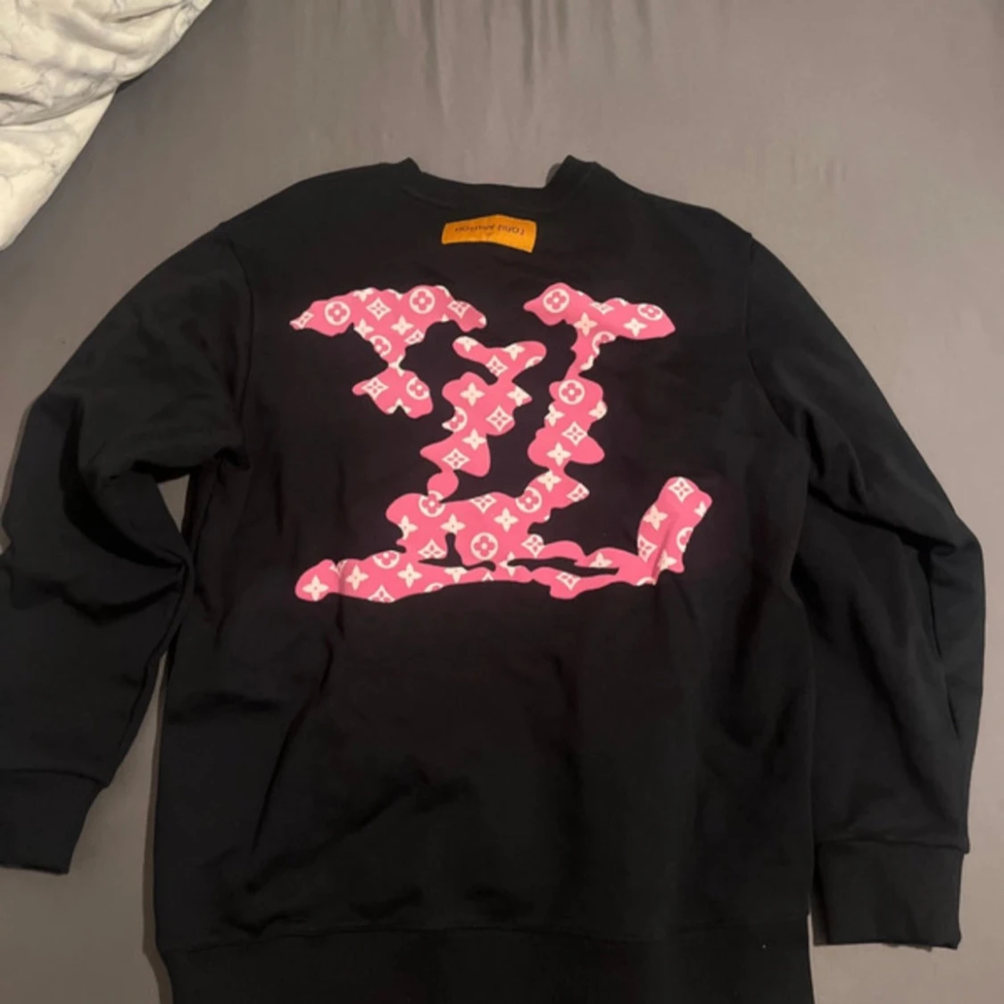 Svart Louis Vuitton sweatshirt med rosa LV - 1