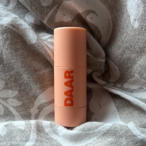 DAAR Bronzer - Säljer en bronzer ifrån Daar i färgen cinnamon roll men typ 1/3 kvar💗
