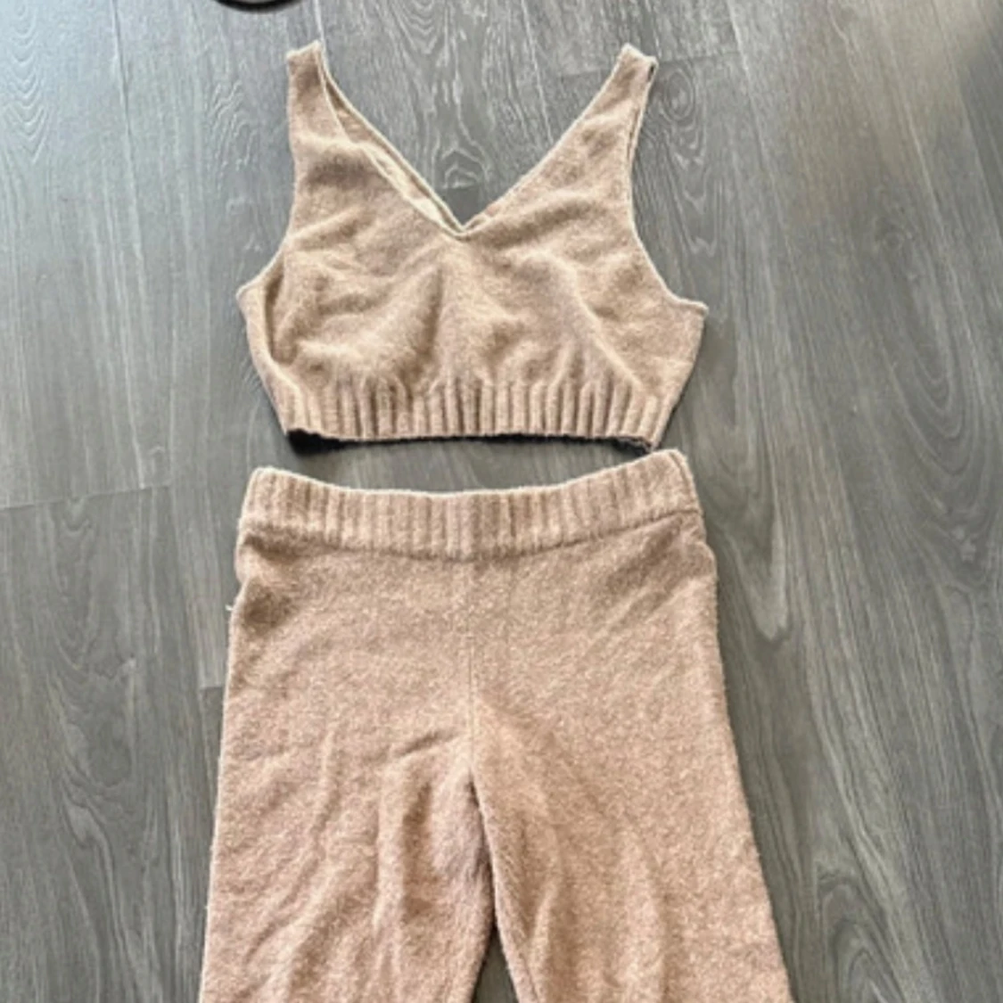 Beige stickad croppad linnetopp