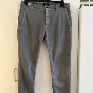 Grå herrbyxor i hyperFlex  - Grå byxor i hyperFlex från replay 