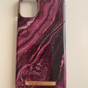 Ideal of Sweden mobilskal - Iphone 11💗använd men fortfarande bra skick. Den enda defekten är en liten liten skärpa (syns på bild 3) Nypris 299kr.  Modellen heter: Golden Plum  Vid mer info osv hör gärna av dig🫶🏼