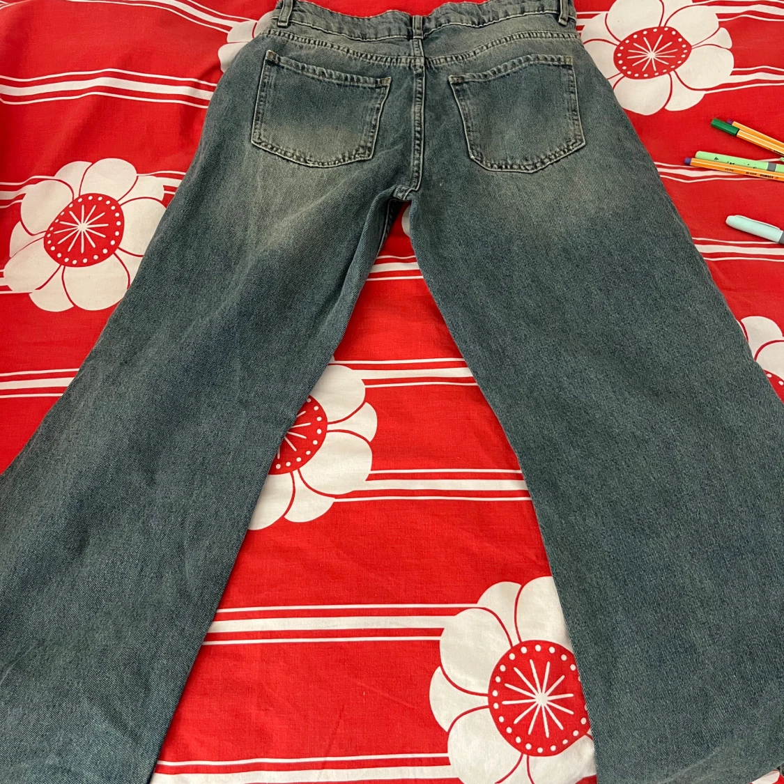 Blå bootcut jeans med slitningar - 1