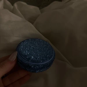 glitter dosa  -  aldrig använd, inget har lossnat och köpte igår.🩷 har lagt sn*us i den pga visa lite bättre hur den ser ut. Orginal pris är 300kr 