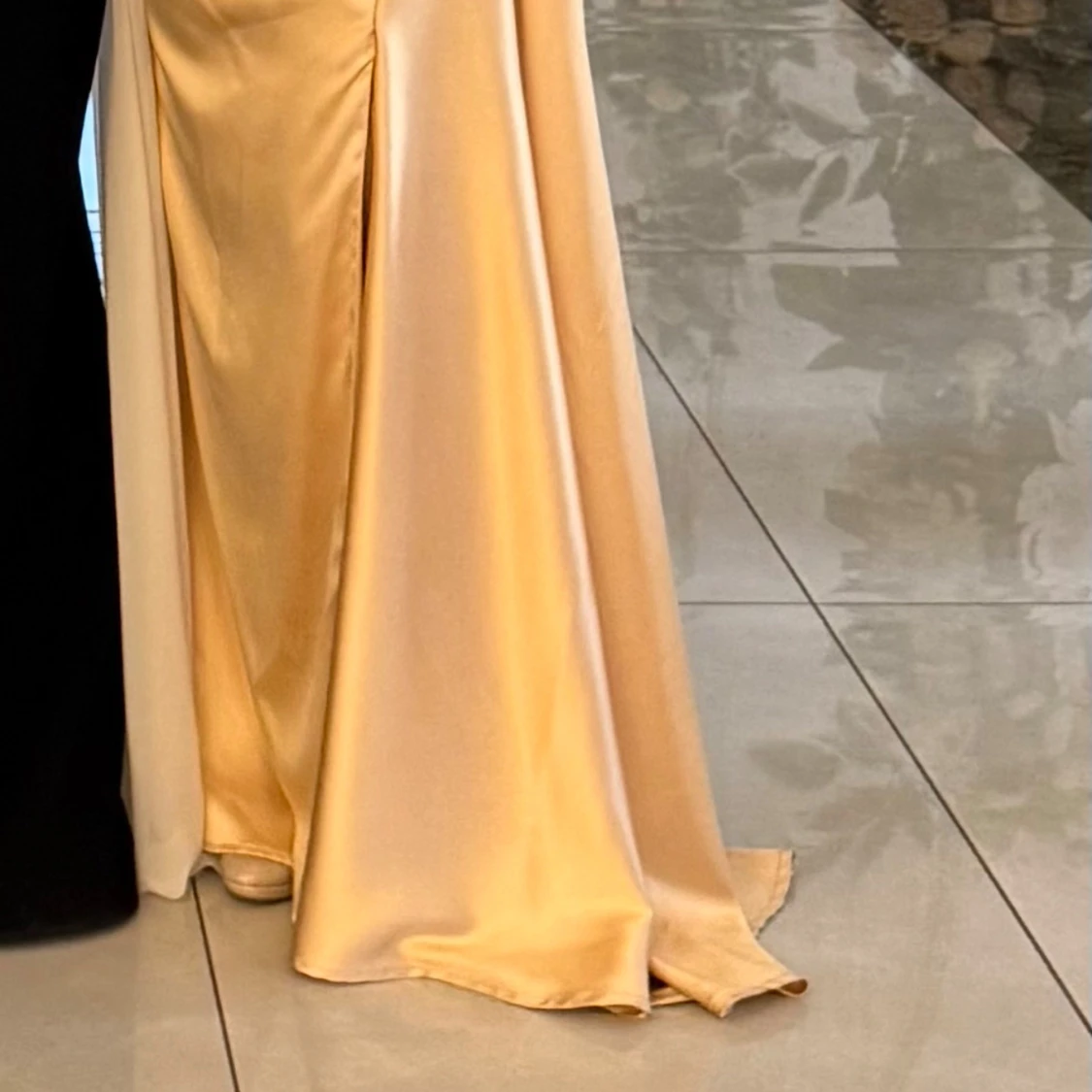 Champagnefärgad långklänning med spets - 2