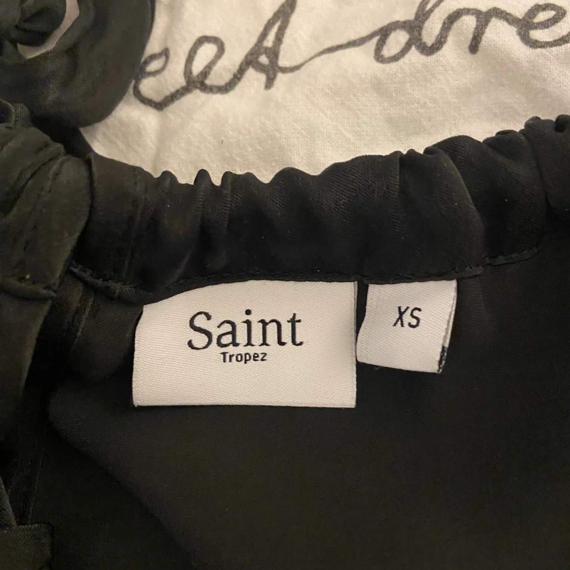 Svart satin blus med rosätt på ena sida - 3