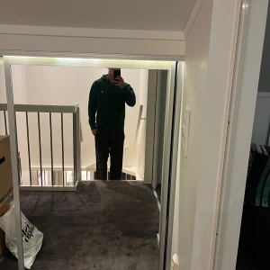 Ralph Lauren hoodie grön - Mörkgrön hoodie från Polo Ralph Lauren med vit broderad logga på bröstet. Nästintill oanvänd, skick 9/10. Storlek S. Nypris 2399, mitt pris 899kr. DM vid intresse 💯