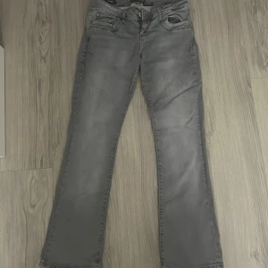 Gråa bootcut jeans från LTB - Snygga grå lågmidjadr jeans från LTB i bootcut-modell. Jeansen har klassisk femficksdesign. Lite för stora för mig i midjan. Använda några gånger😊